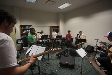 学生们一起在乐队里练习演奏